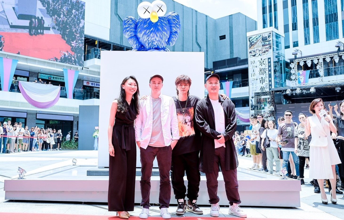 羅志祥與藝術家KAWS、策展人SK Lam、中陽藝術代表-張聞雨一同出席「2019 DALI ART藝術廣場全新KAWS BFF雕塑」剪綵活動